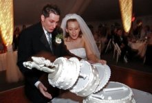 c42ce41b-cake-down-weddingfails.jpeg